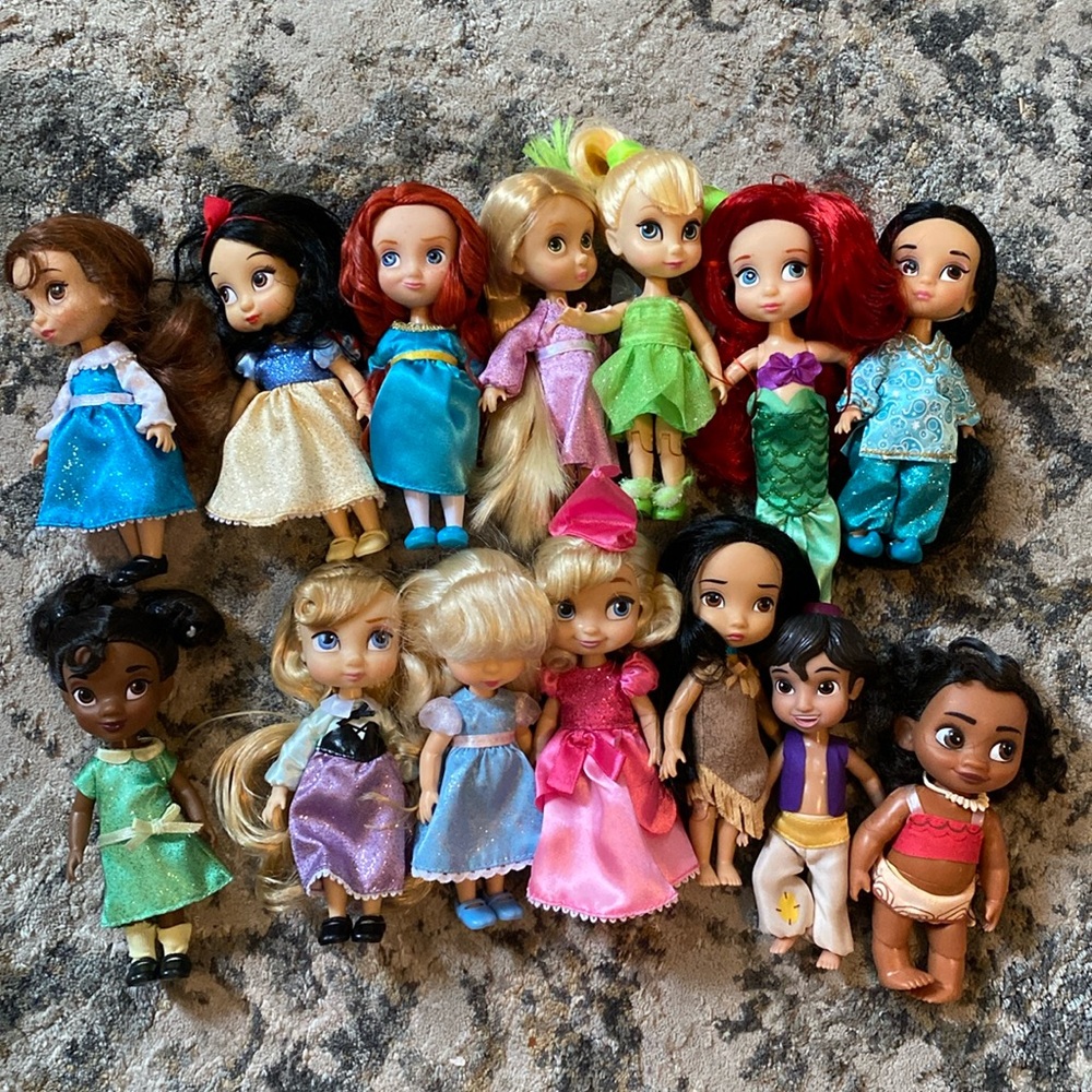 DISNEY 14 DOLLS USED